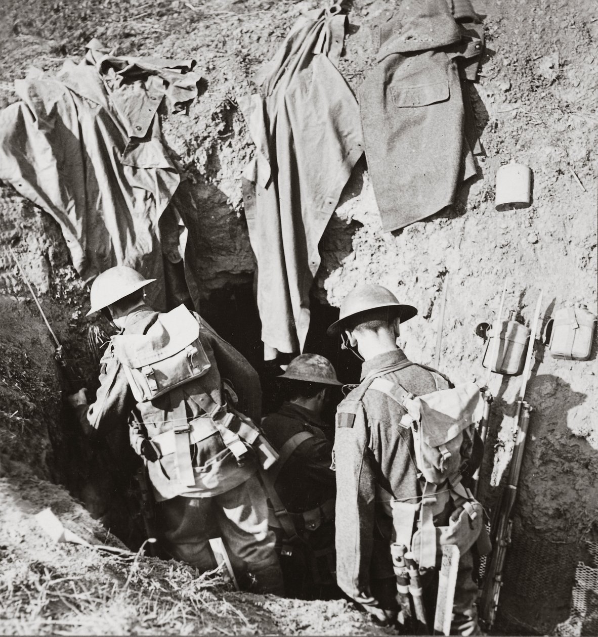 私たちの軍隊は、1918年8月、バヤウメのグレートアライドアドバンスで捕獲されたジェリーのダグアウトを利用します。 作： 英語の写真家