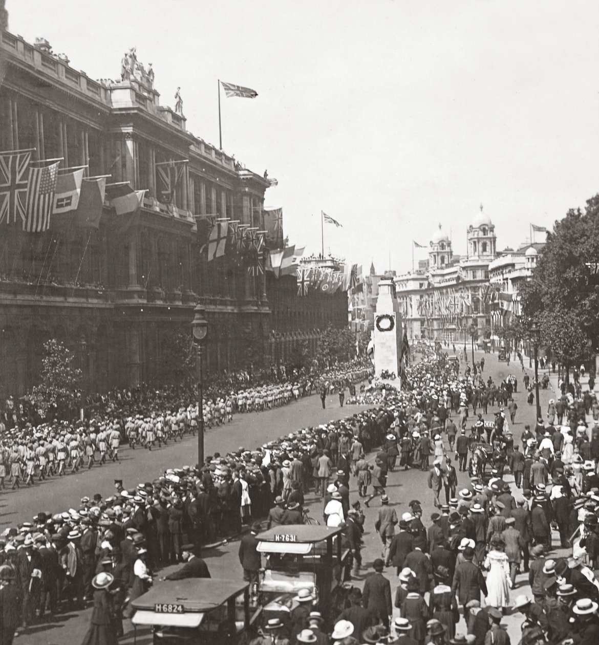 1919年7月19日、ホワイトホールのセノタフで未知の戦士に敬礼するインド軍の平和行列 作： 英語の写真家