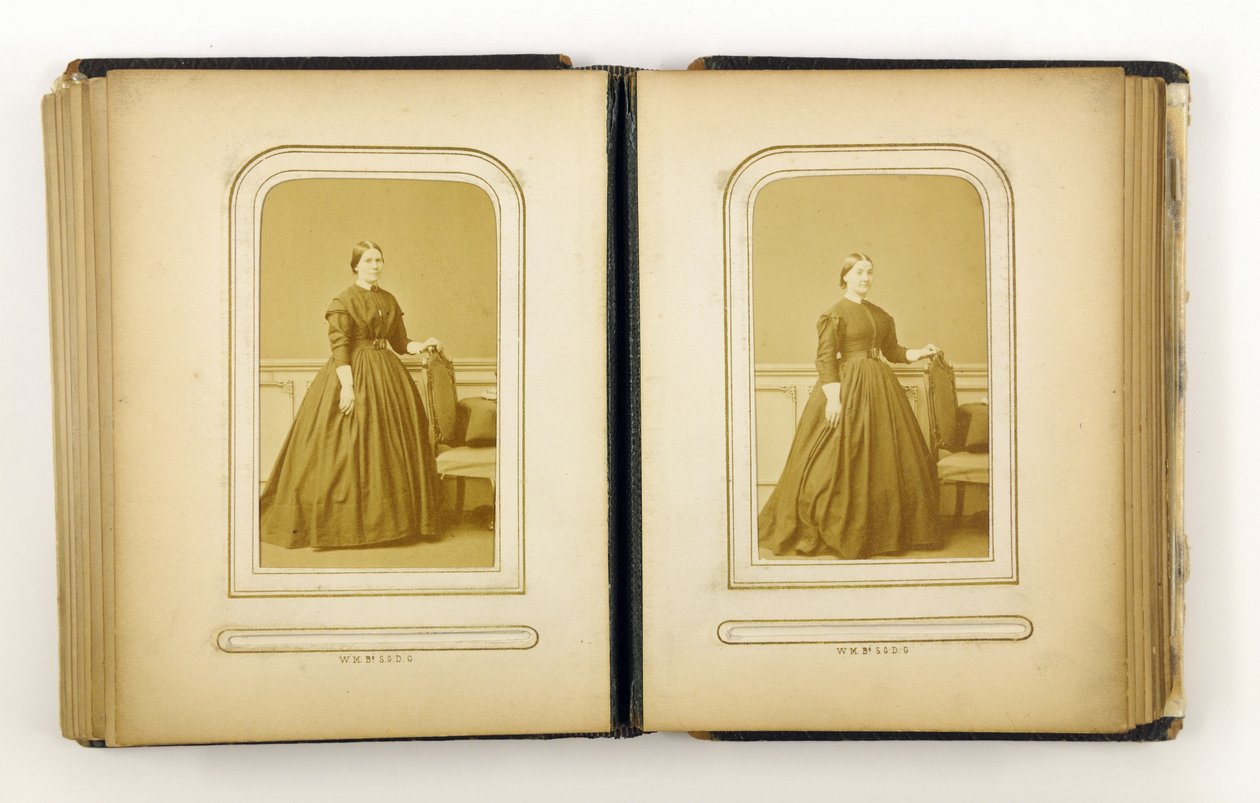 1867年31枚の名刺が入った写真アルバム 作： 英語の写真家