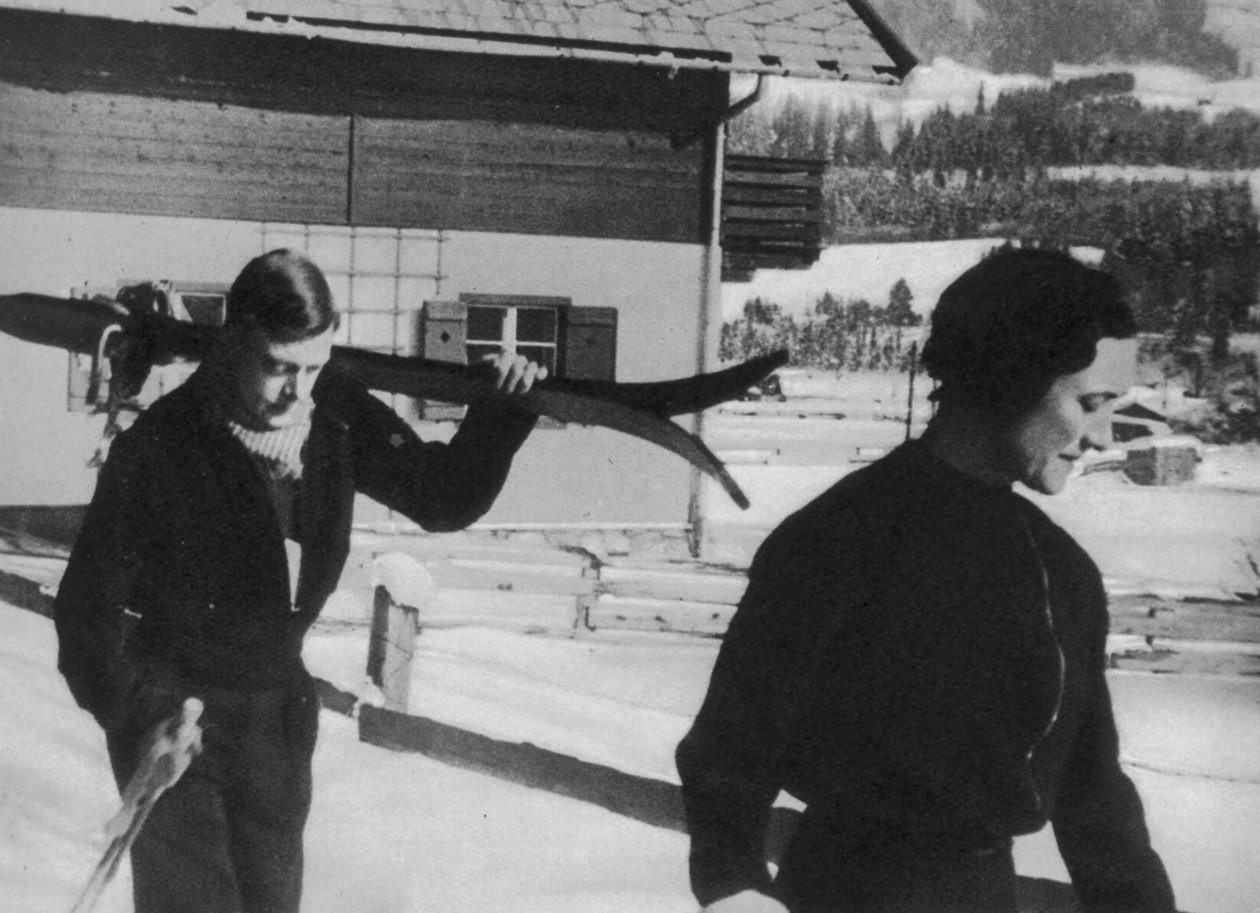 1936年のスキー休暇中のエドワード王子とウォリスウォーフィールドシンプソン 作： 英語の写真家
