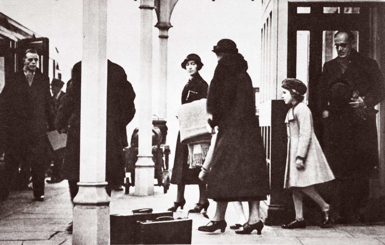 エリザベス王女とマーガレットローズ王女が1936年1月にロンドンに戻る 作： 英語の写真家