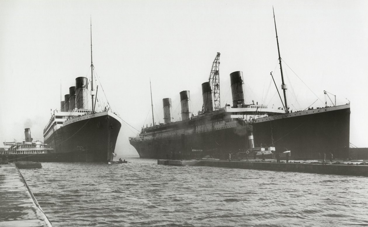 1912年3月6日、RMSタイタニック号が乾ドックから撤去され、姉妹船のRMSオリンピックでプロペラを交換できるようになりました。 作： 英語の写真家
