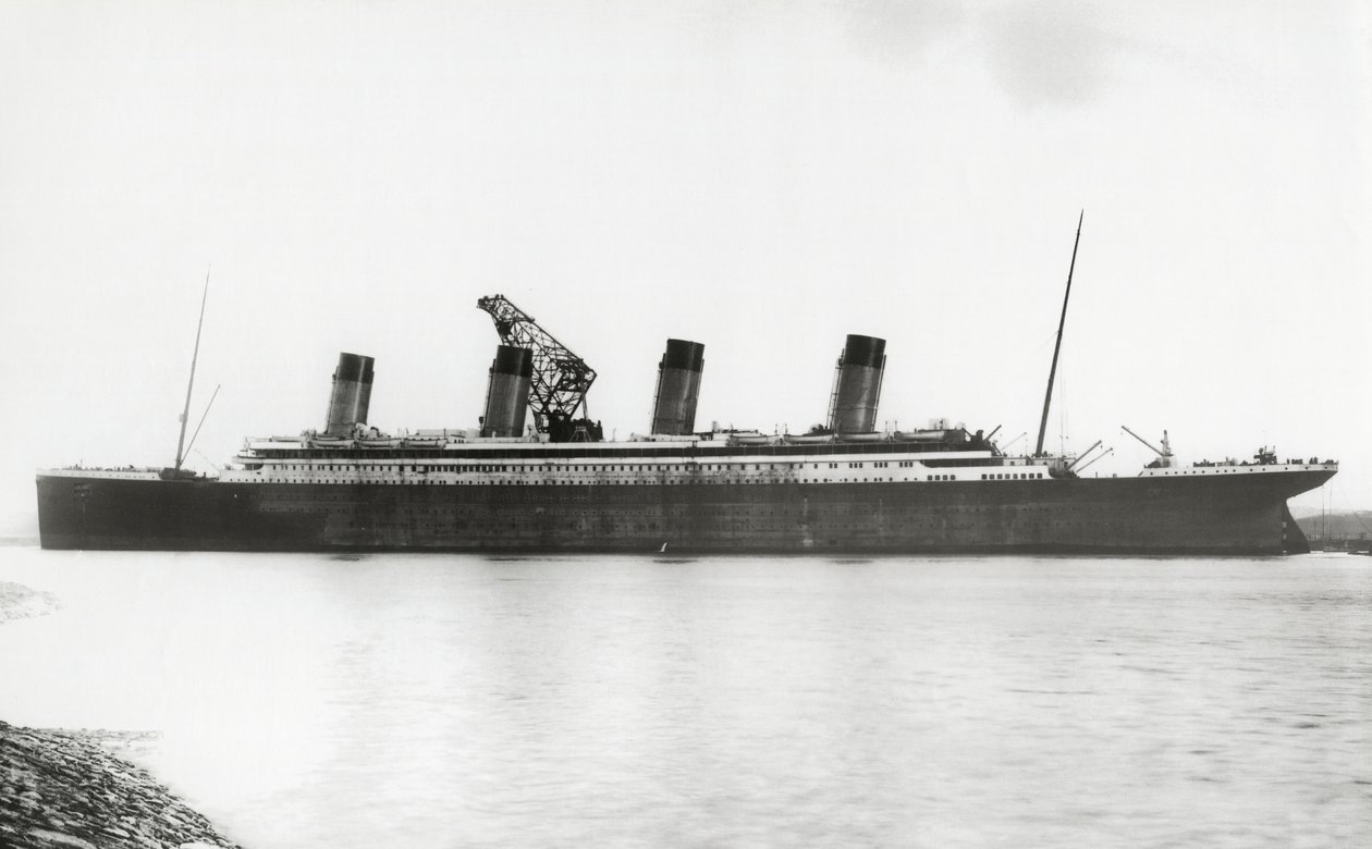 RMSタイタニック号の完成間近、1912年1月8日 作： 英語の写真家
