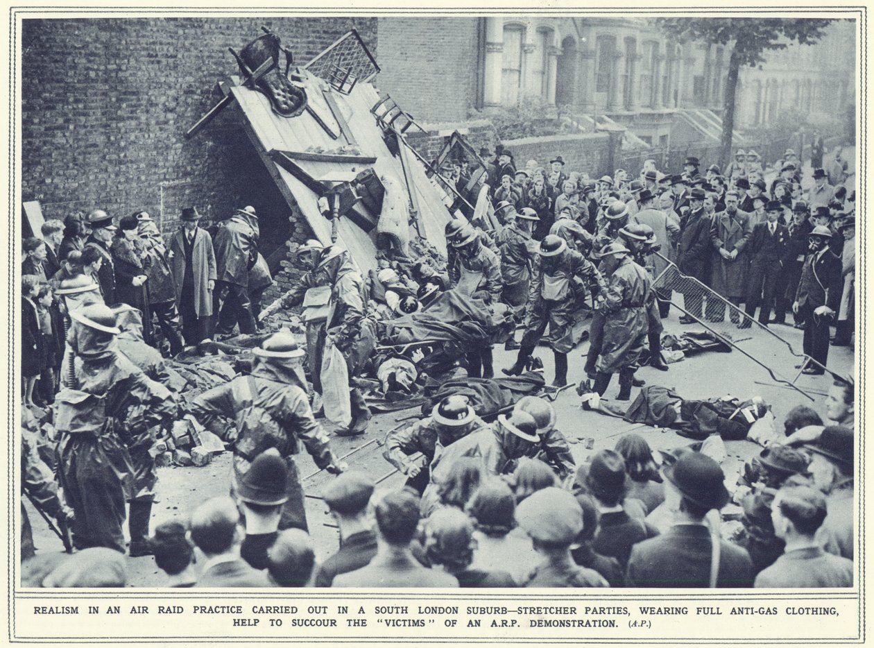 1939年11月8日発行のイラストレイテッドウォーニュースから、ロンドン南部の郊外で行われた空襲作戦のリアリズム 作： 英語の写真家