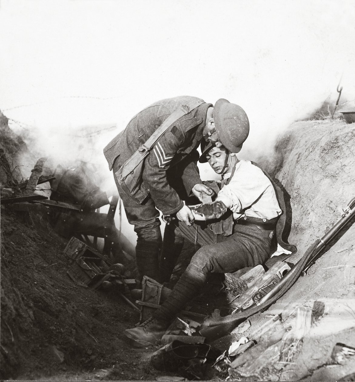 1918年のペロンヌでの戦闘の最中に、軍曹から樹液で応急処置を受ける 作： 英語の写真家