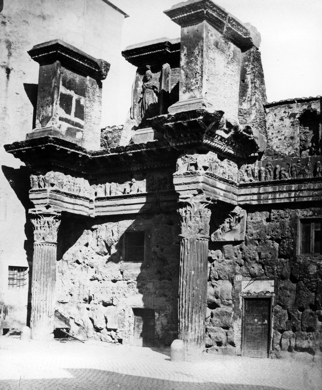 ネルヴァのフォーラム、ローマc.1890のミネルヴァ神殿のペリスタイルの遺跡 作： 英語の写真家