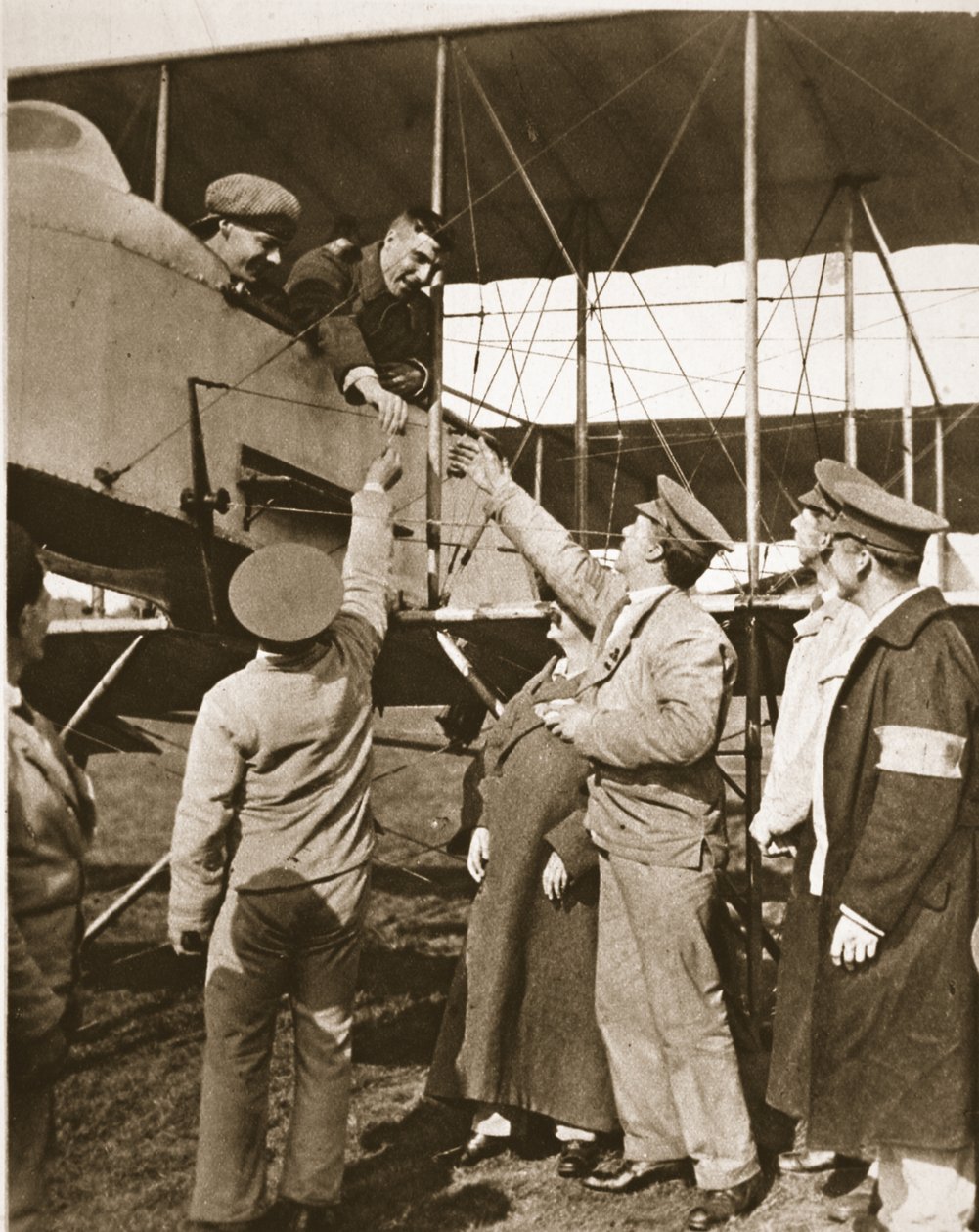 塹壕の後の迂回としての空気のリスク！ 1916年7月5日のイラストレイテッドウォーニュース（セピア写真）の航空旅行中の負傷した兵士 作： 英語の写真家