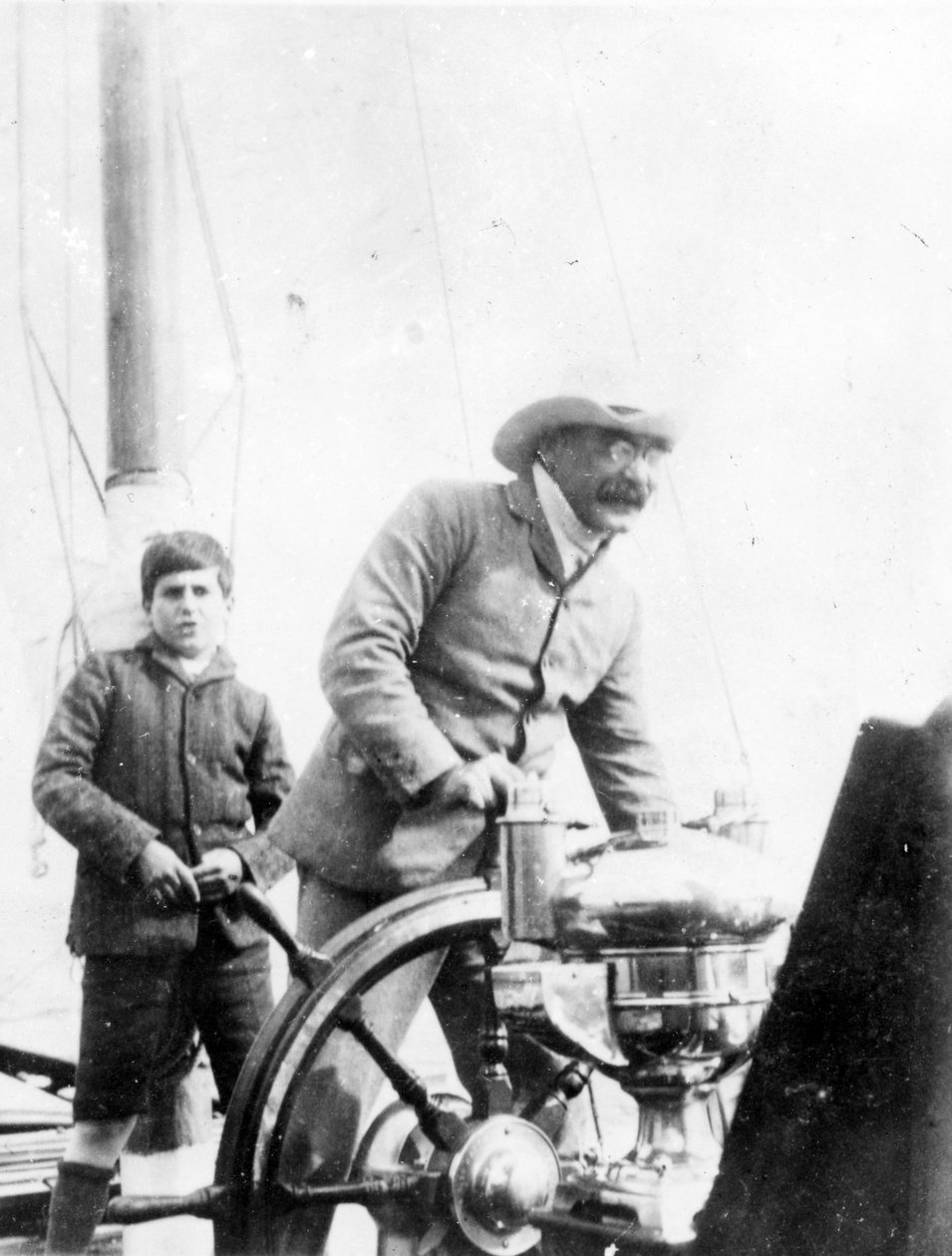 ヨット「バンタム」でのラドヤードキプリングと彼の息子ジョン、1910年頃 作： 英語の写真家