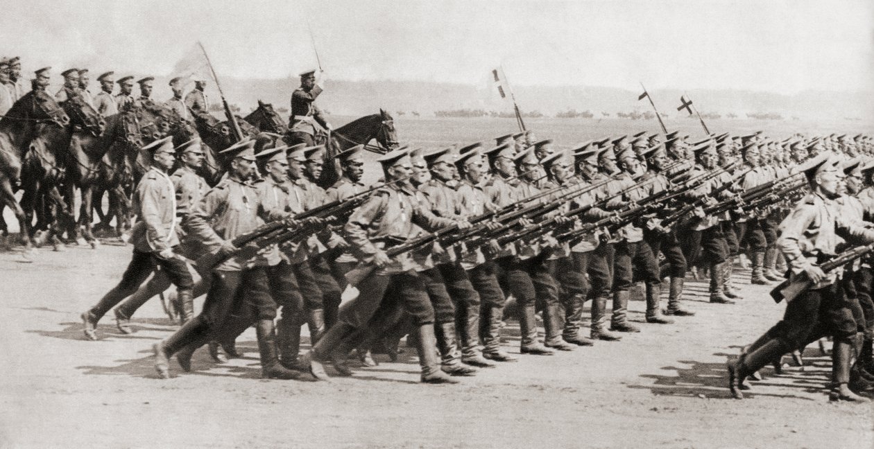 1914年の「イラストレイテッドウォーニュース」より、第一次世界大戦中に戦闘キットで行進するロシアの歩兵連隊 作： 英語の写真家
