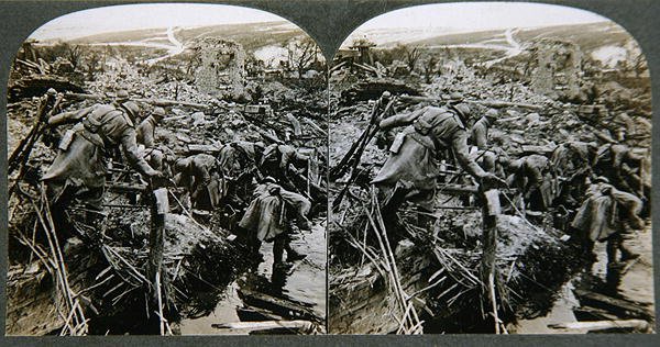 遺跡を探して、フランスのソメーア、c.1914-18（ゼラチンシルバープリント） 作： 英語の写真家