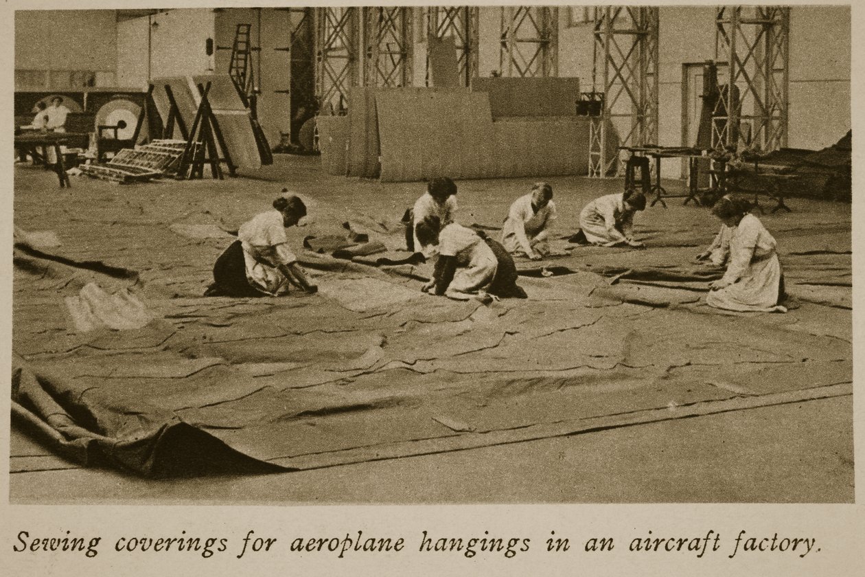 航空機工場での飛行機の吊り下げ用の縫製カバー、1914-19 作： 英語の写真家