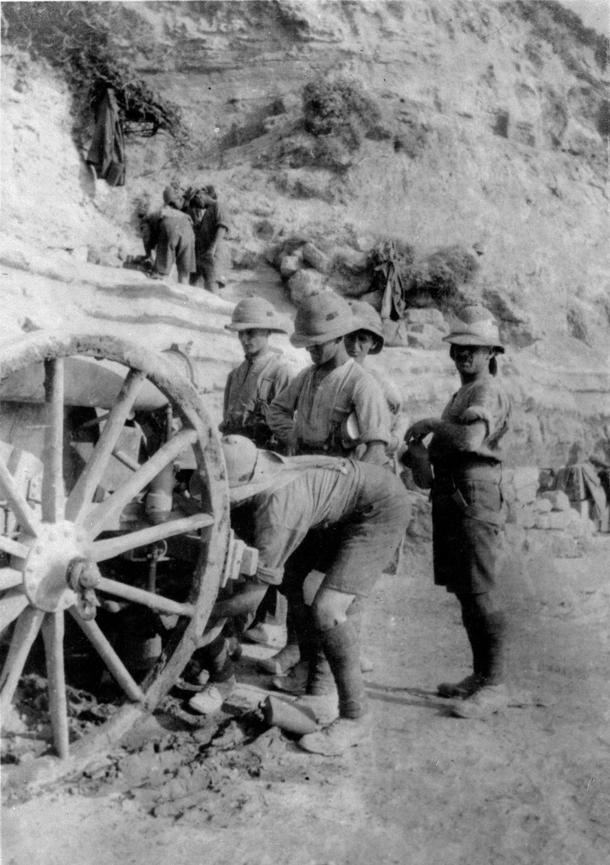 1915年の第一次世界大戦中に大砲を修理する兵士 作： 英語の写真家