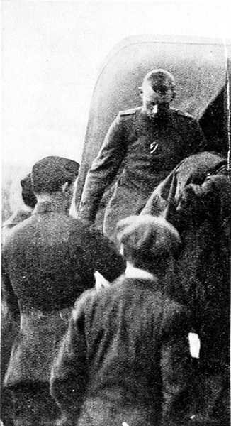 1917年12月6日の襲撃者の1人の捕獲されたパイロット 作： 英語の写真家