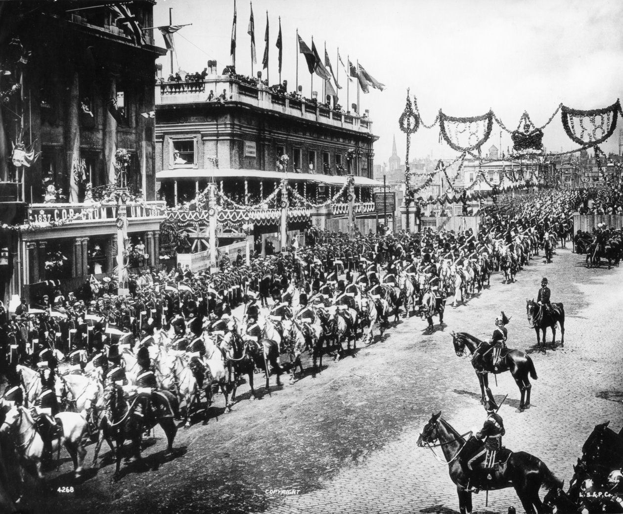 ダイヤモンドジュビリーパレードクロッシングロンドンブリッジ、1897年 作： 英語の写真家