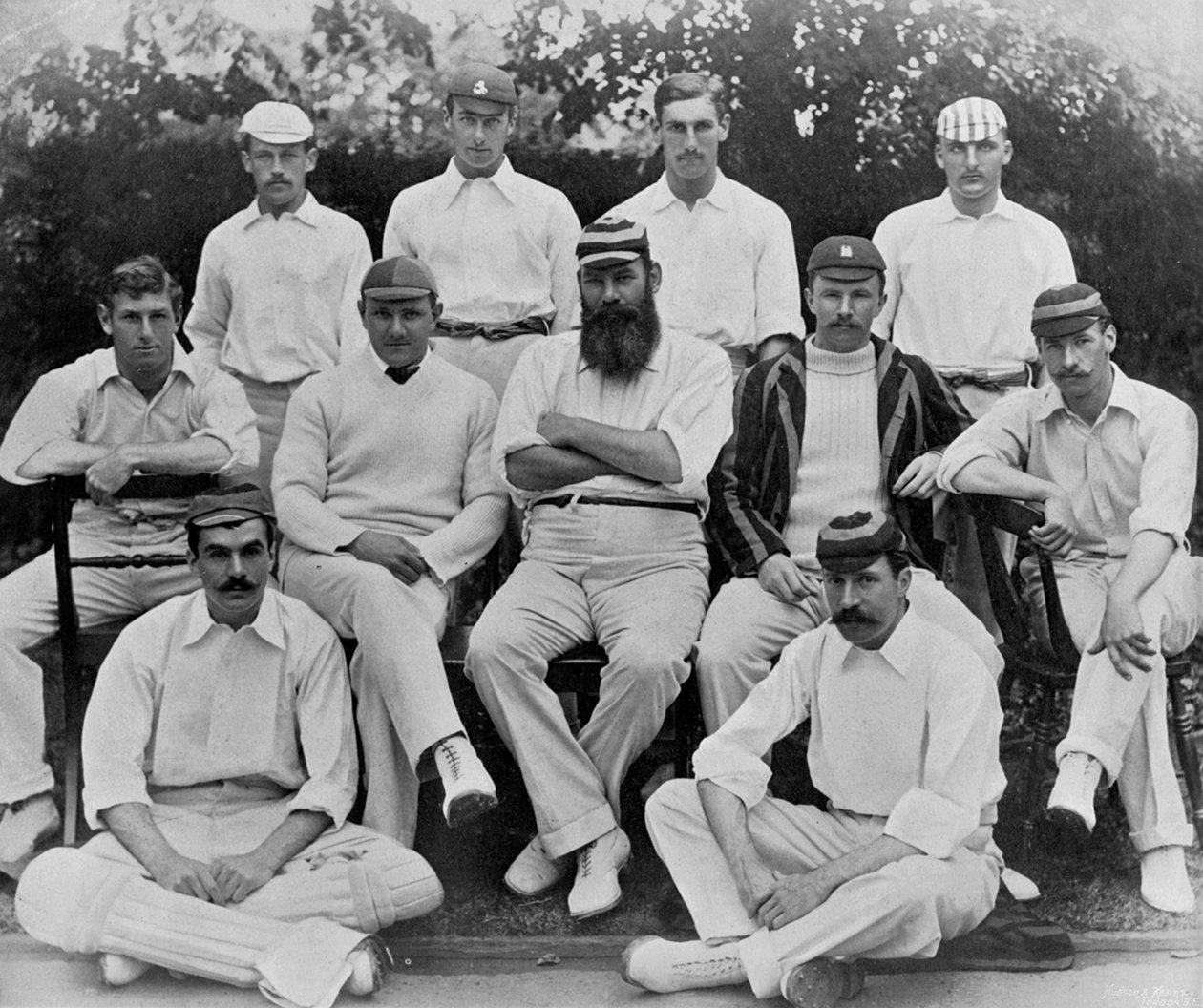 ジェントルメンvプレーヤーの紳士チームは、1894年にローズで有名なクリケット選手とクリケット競技場から試合を行い、1895年にハドソンアンドカーンズから出版されました。 作： 英語の写真家