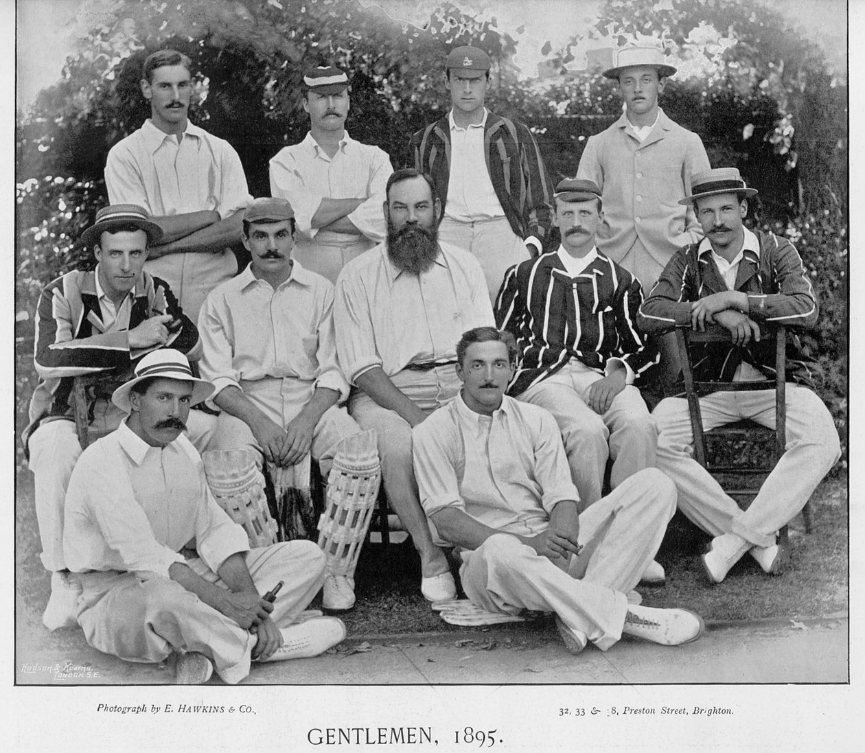 ジェントルメンvプレーヤーの紳士チームが1895年にローズで有名なクリケット選手とクリケット競技場から試合しました。 作： 英語の写真家