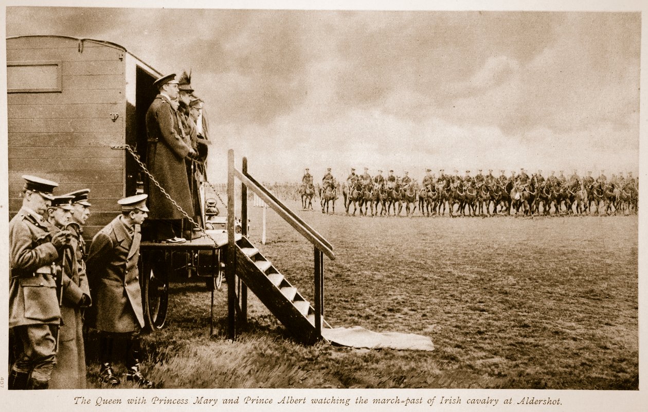 メアリー王女とアルバート王子のいる女王、1914年から19年までアルダーショットでアイルランド騎兵隊の行進を見ていた 作： 英語の写真家