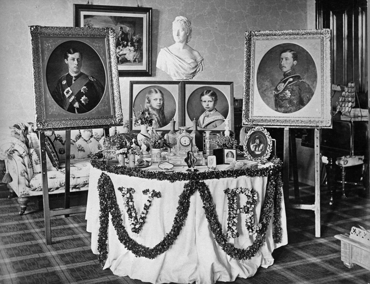 クイーンズの誕生日テーブル、バルモラル城、1873年5月24日 作： 英語の写真家