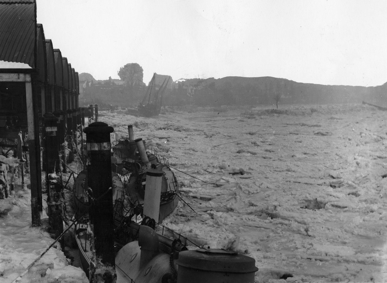 1895年の「グレートフリーズ」期間中のテムズ川 作： 英語の写真家