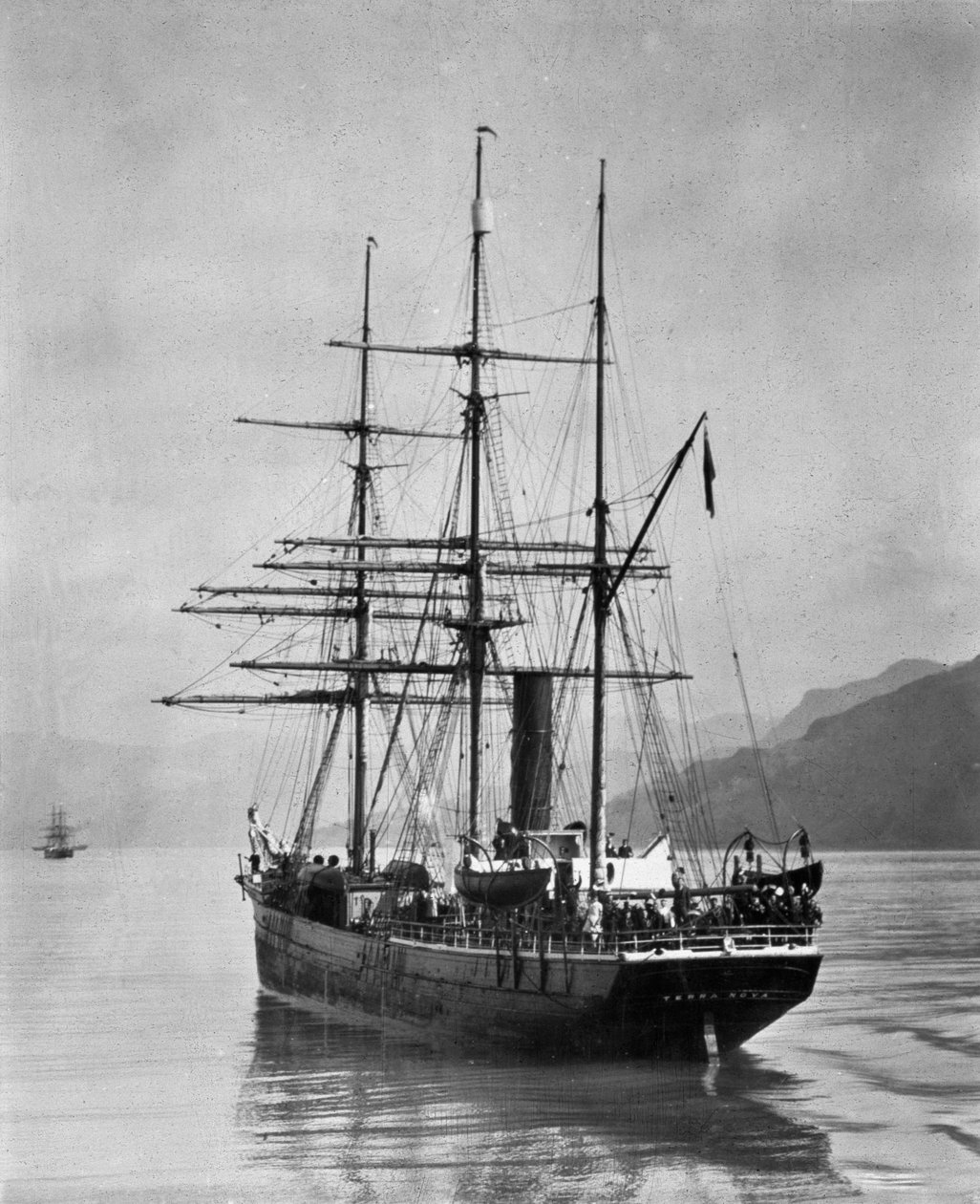 テラノヴァはスコットによって南極海を航海しました、1910年 作： 英語の写真家