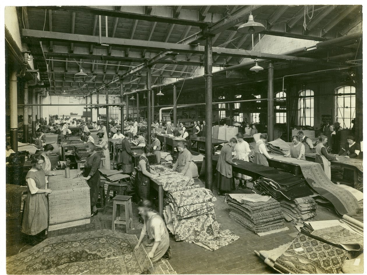 仕上げ工場、Axminsterセクション、カーペット工場、1923年 作： 英語の写真家