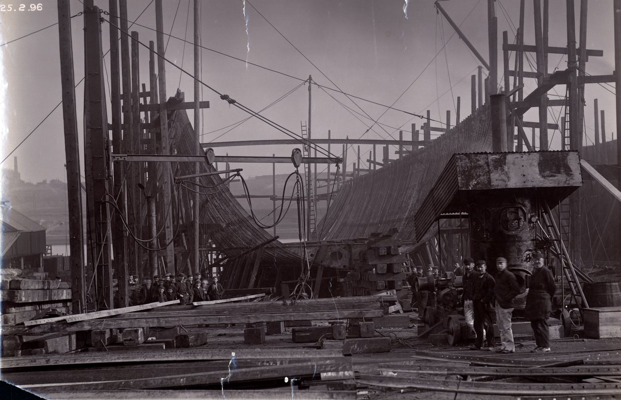 1896年にニューカッスルアポンタインのローウォーカー造船所でWGアームストロングミッチェルアンドカンパニーによって建設中のフレーム内の砕氷列車フェリースチーマーSSバイカル 作： 英語の写真家