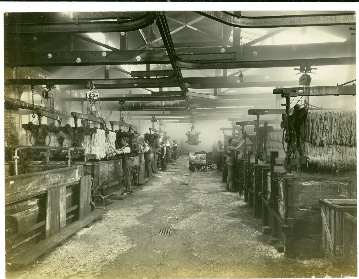 古い染色工場、カーペット工場、1923 作： 英語の写真家
