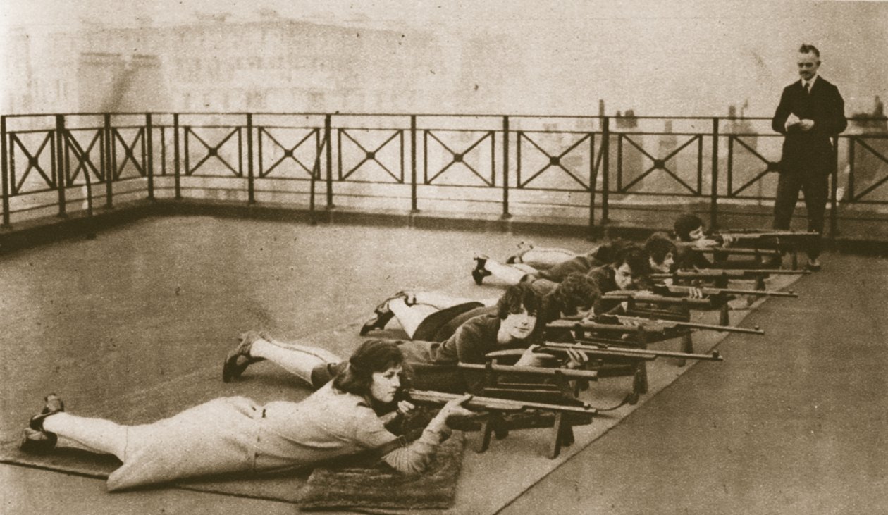 ワンダーフルロンドンのストランドハウスの屋上にある女性会社員向けのライフルクラブ、1926年から27年に発行（グラビア） 作： 英語の写真家