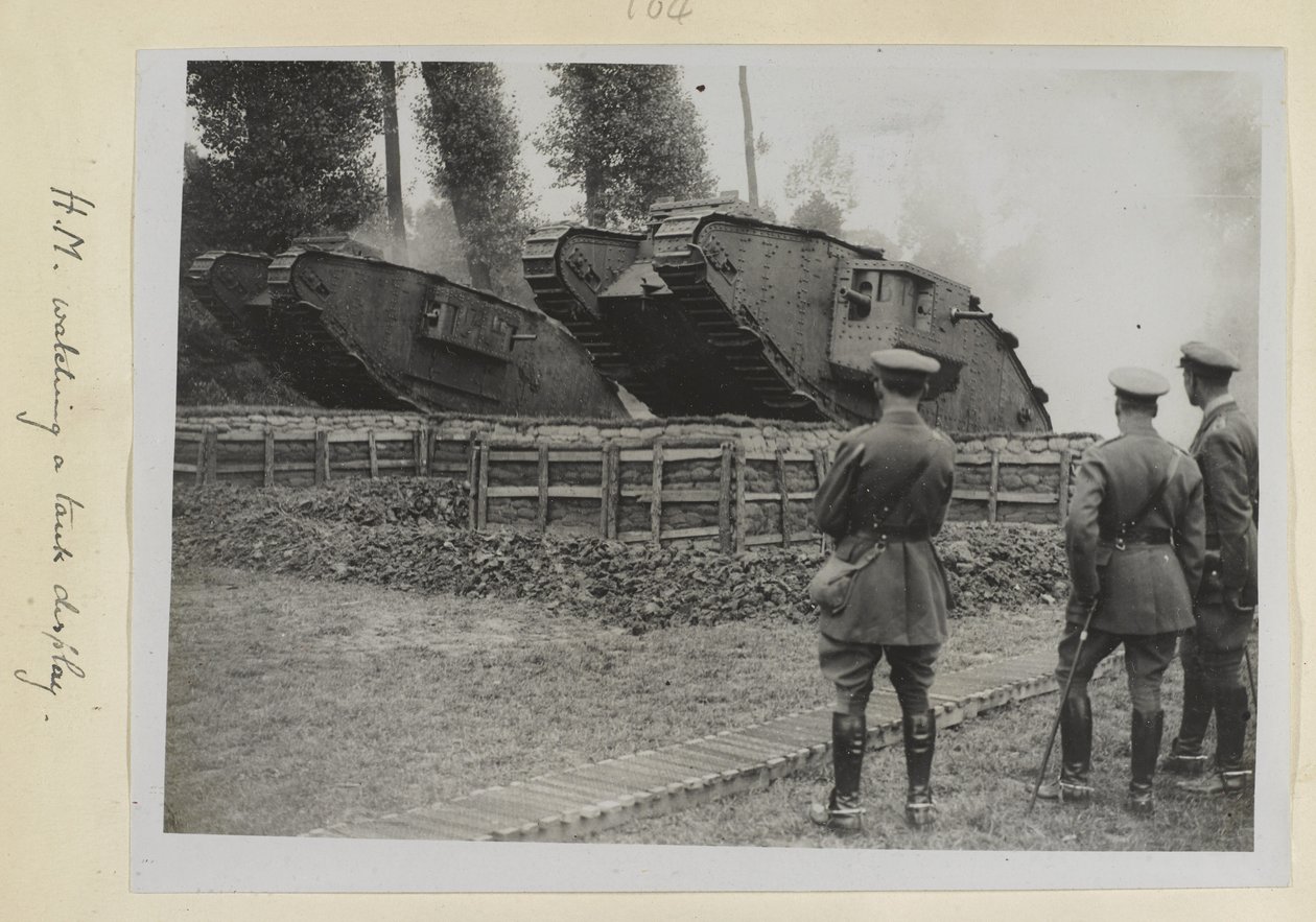 3人の将校、1人はおそらくジョージV王で、2つの戦車が障害物を越えて運転されているのを見ていた、1915年から18年 作： 英語の写真家