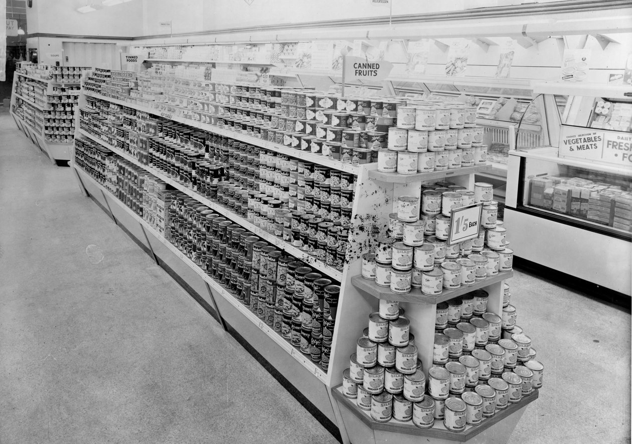 缶詰食品の通路、ウールワース店、1956 作： 英語の写真家