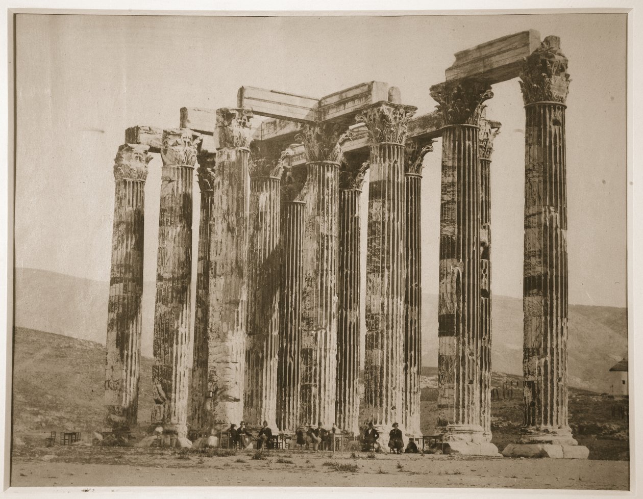 遺跡の中に座っている観光客、ギリシャ、1880年代（セピア写真） 作： 英語の写真家