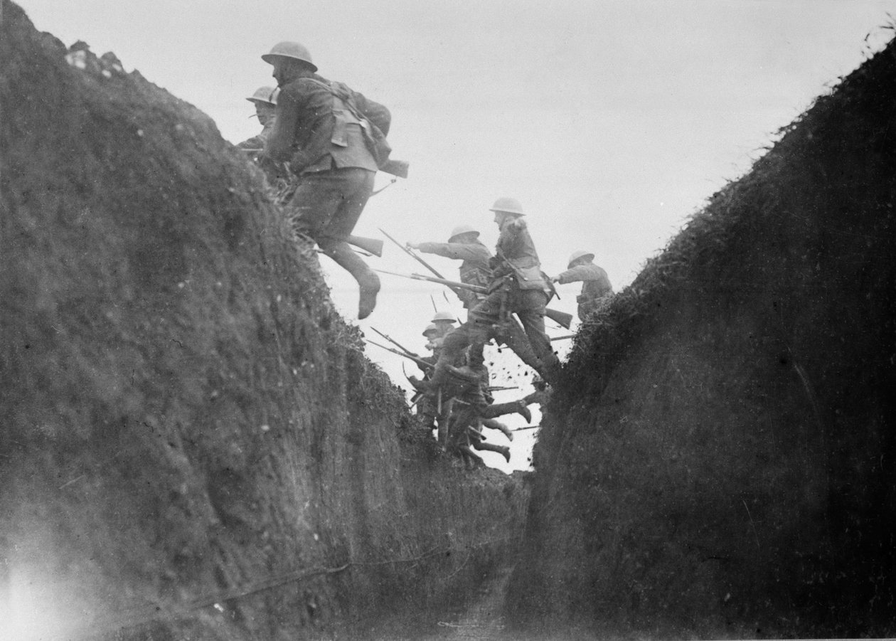 訓練中の部隊、塹壕を飛び越えた、1916-17 作： 英語の写真家