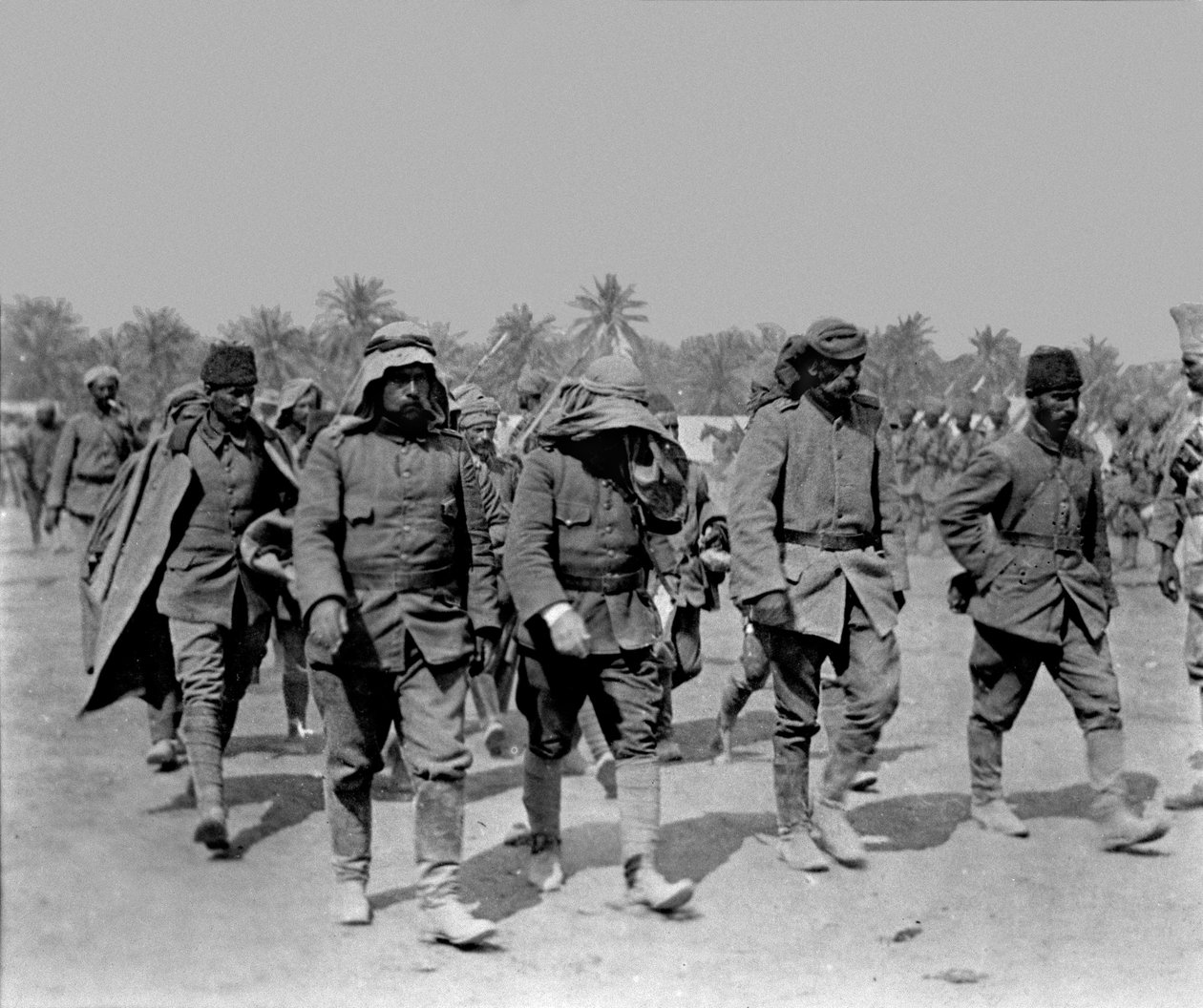 1915年4月13日、シャイバで捕らえられたトルコの捕虜 作： 英語の写真家