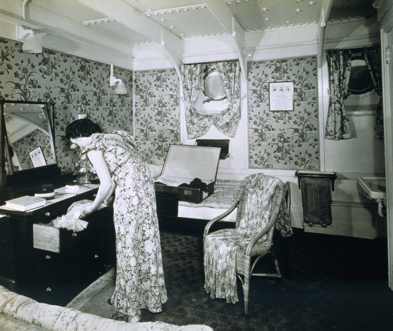 「SS Ausonia」に乗ったキャビンの眺め 作： 英語の写真家