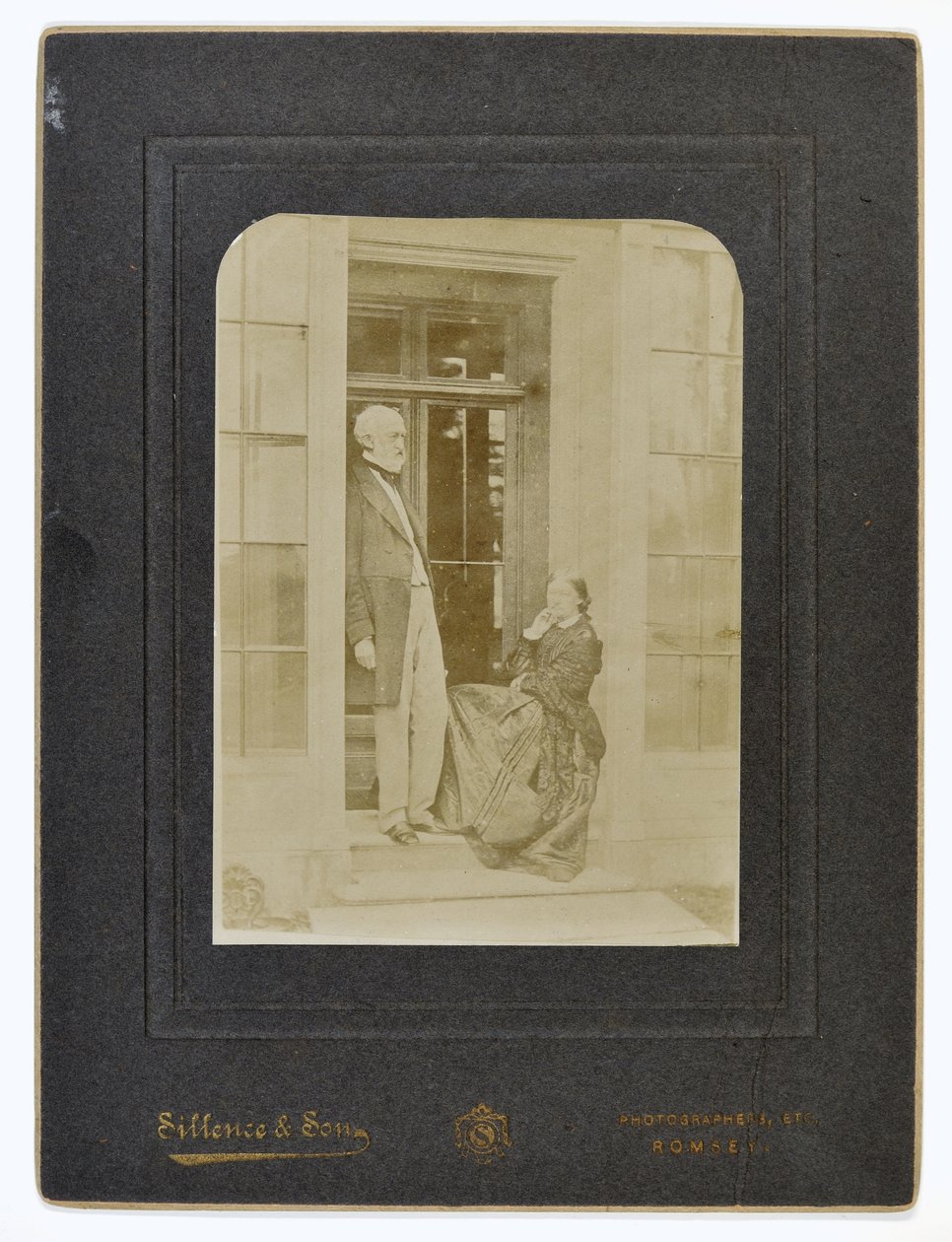WE Nightingale and Frances Parthenope、Lady Verney、c.1870 作： 英語の写真家