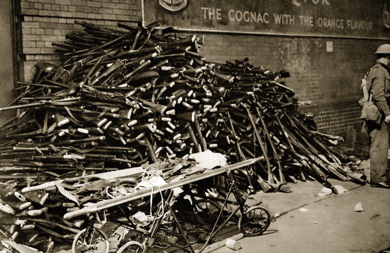 1940年のダンケルク避難後のドーバーの岸壁の武器 作： 英語の写真家