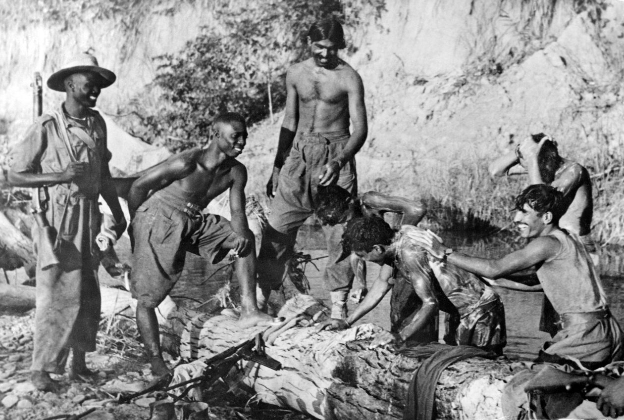 西アフリカとインドの軍隊が小川に水浴びした、1944-45 作： 英語の写真家