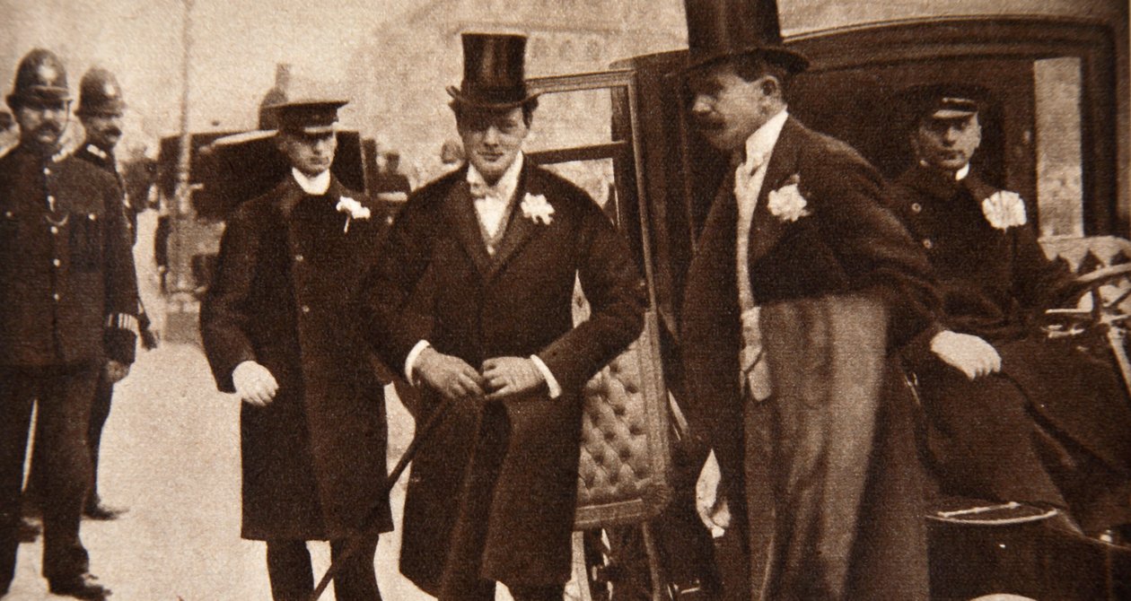 ウィンストンチャーチルがウェストマースターのセントマーガレットの玄関に到着した1908年の結婚式 作： 英語の写真家
