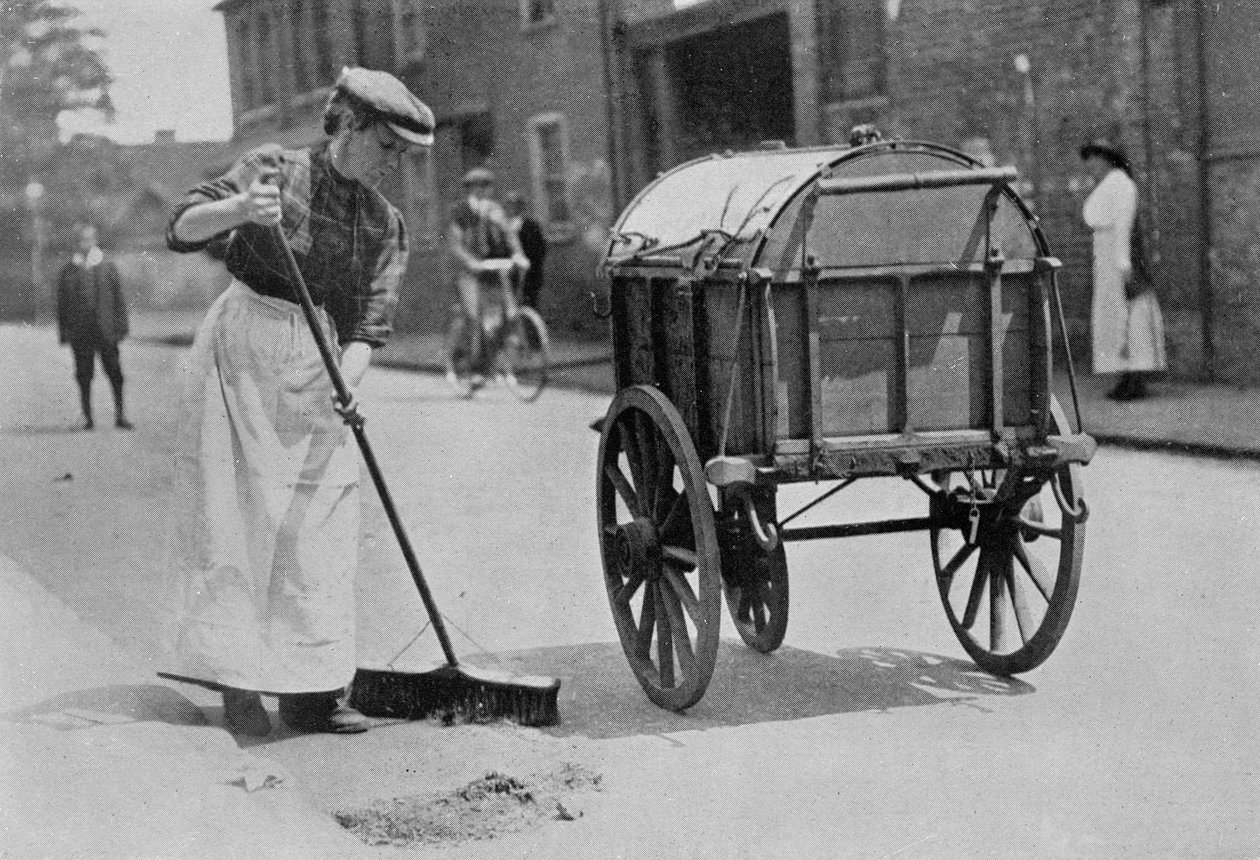 女性の道掃除人、戦争事務所の写真、1916 作： 英語の写真家