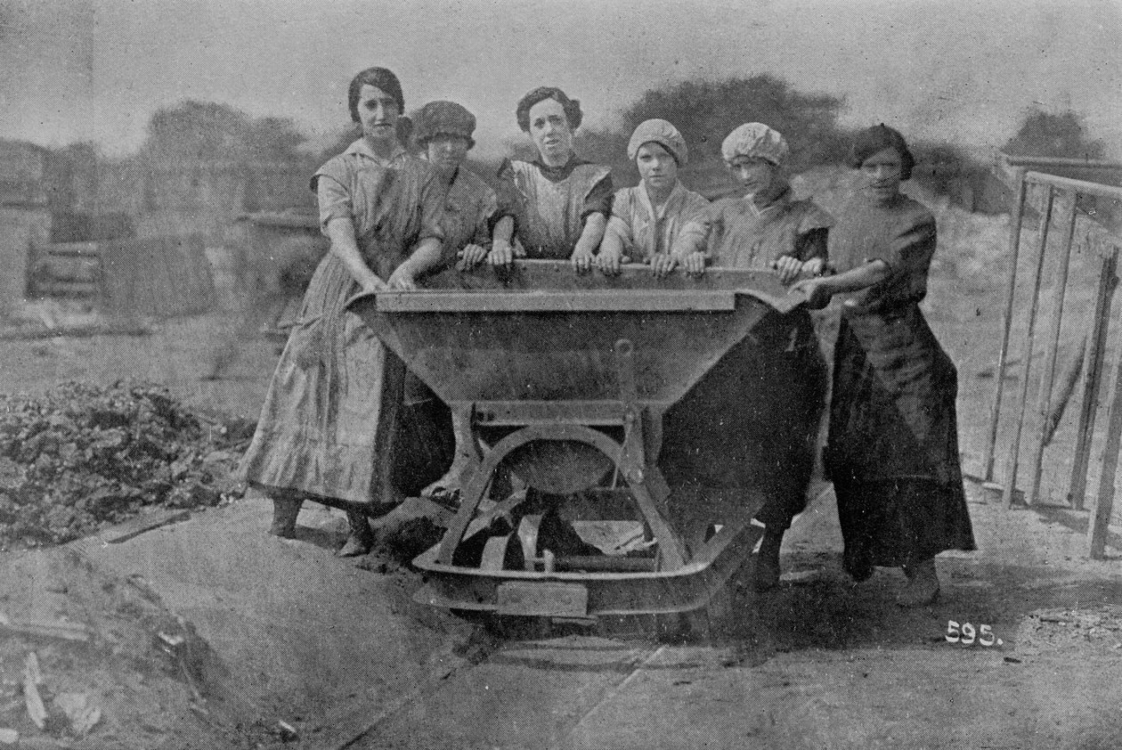 ゴミを運ぶ女性。戦争事務局の写真、1916 作： 英語の写真家