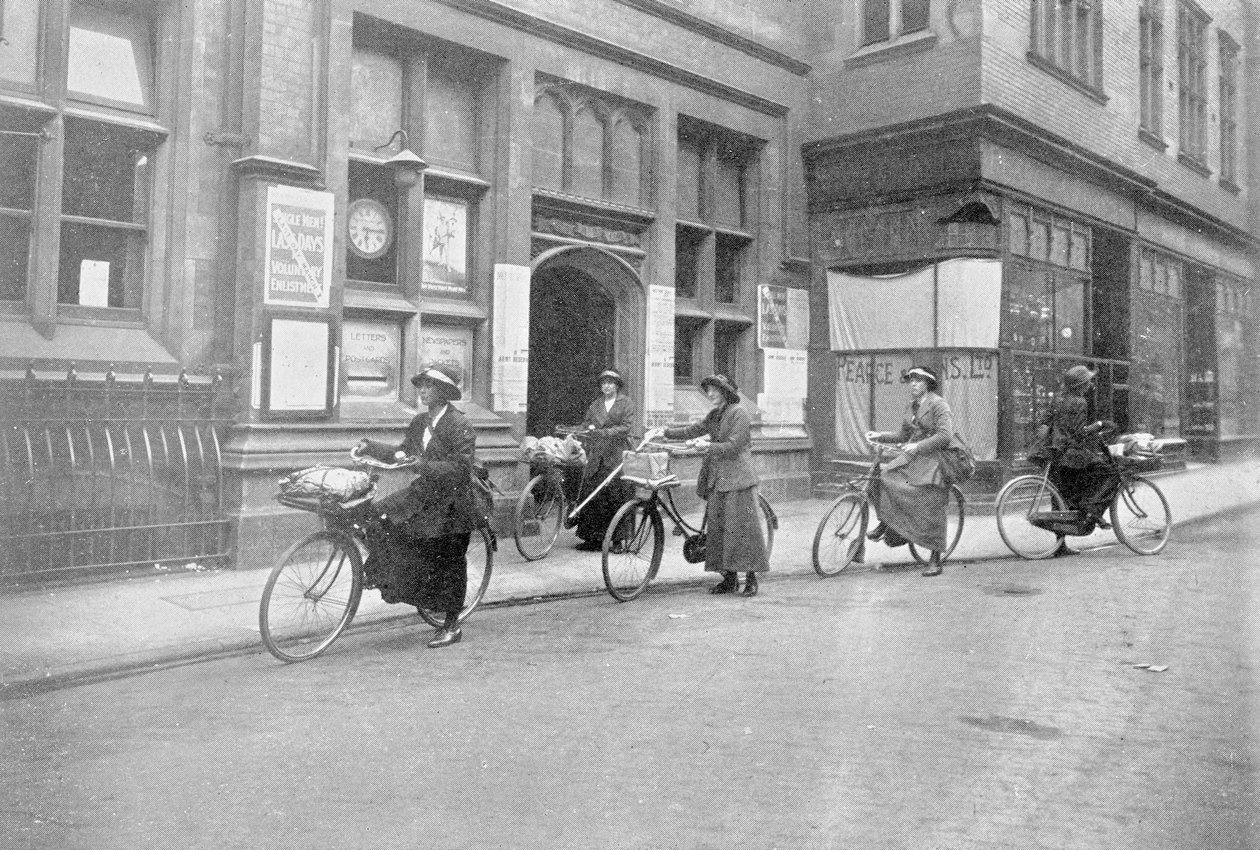 郵便局員として働く女性、戦争事務所の写真、1916 作： 英語の写真家