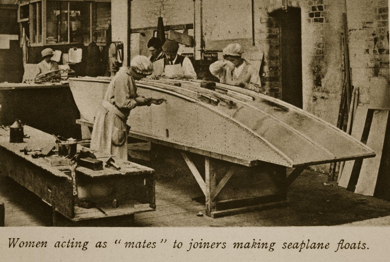 水上飛行機を浮かせているジョイナーの仲間として働く女性、1914-19 作： 英語の写真家