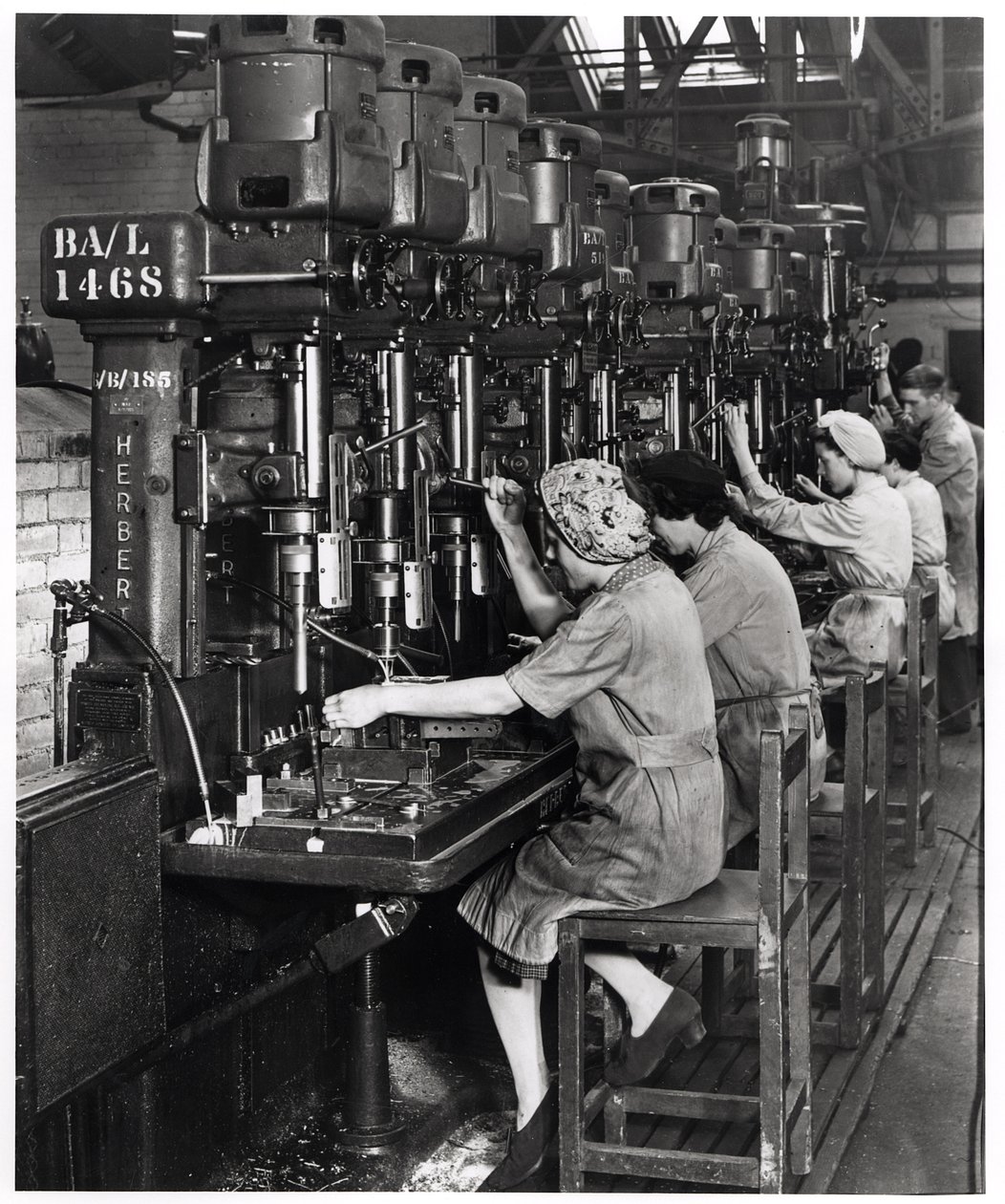 職場の女性、Blackburn Aircraft、Olympia Works、Leeds、c.1939-45の航空機の翼桁継手の掘削とリーマ 作： 英語の写真家