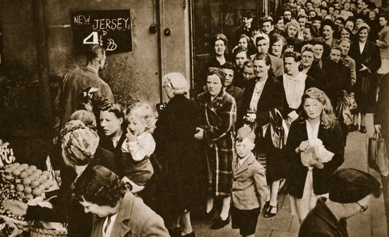 1947年6月、ロンドンの果物と野菜の屋台で女性が列を作る 作： 英語の写真家