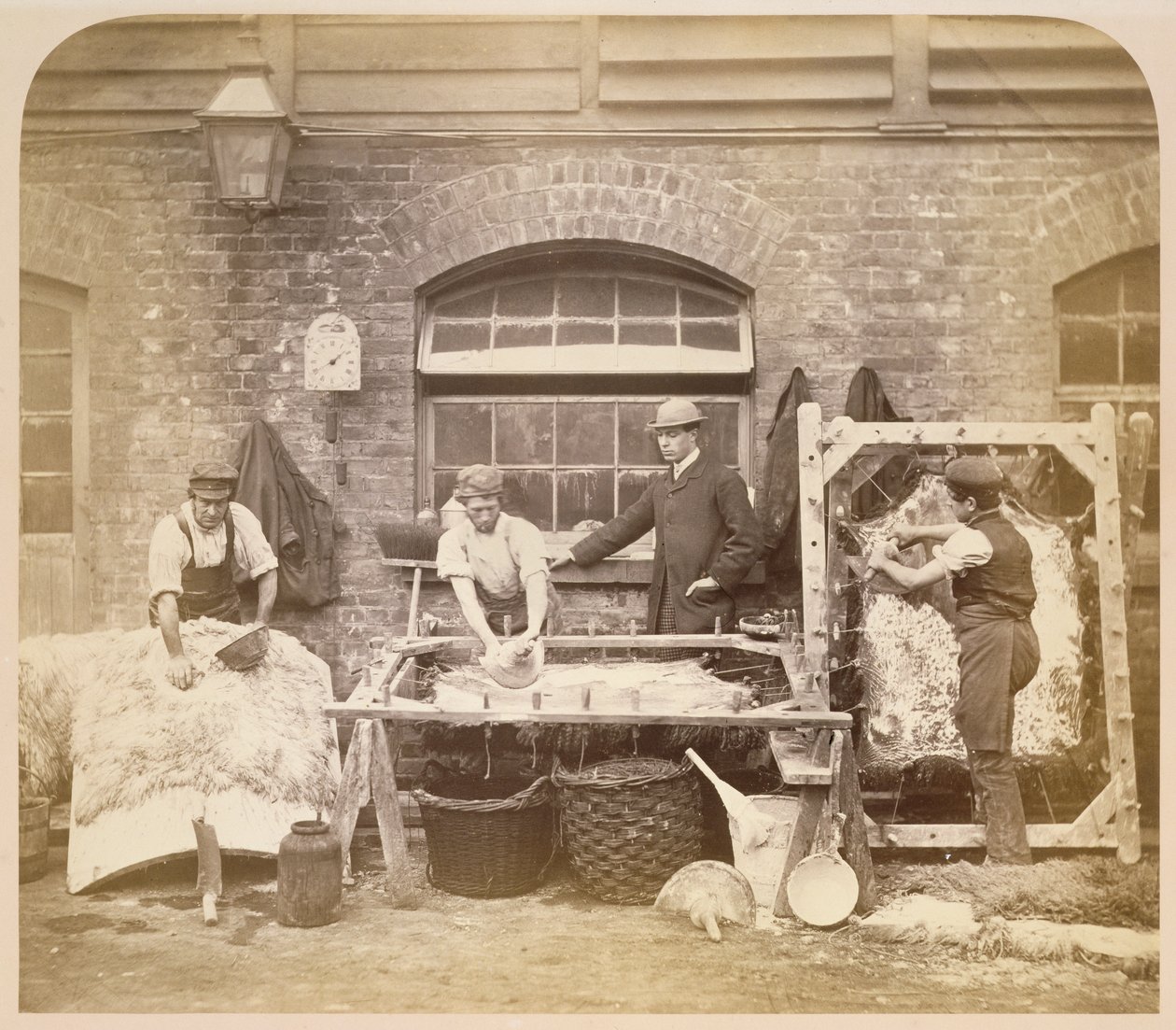 シープスキン絨毯を作る労働者、1861-62年頃（セピア写真）（221845も参照） 作： 英語の写真家