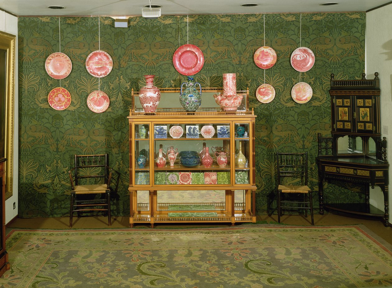ウィリアムモリス（1834-96）とウィリアムドモーガン（1839-1917）の作品を展示する美的インテリア 作： 英語学校