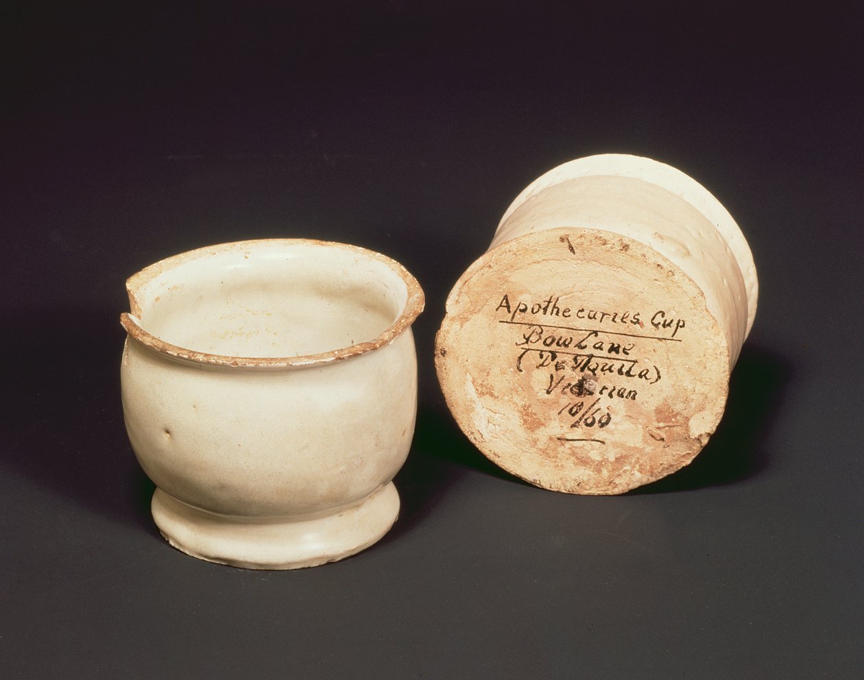 アポセカリーカップ、ボウレーン、1630年頃（陶器） 作： 英語学校