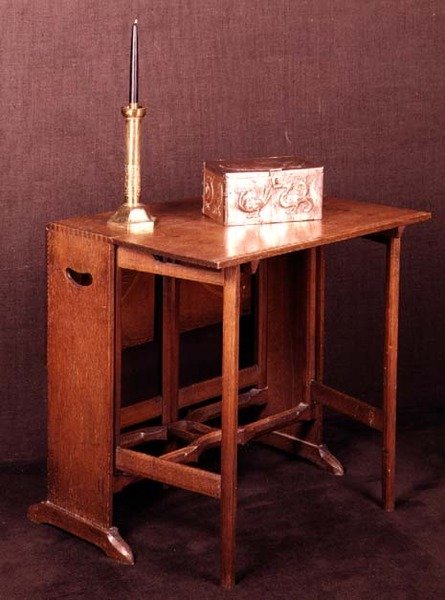美術工芸品のテーブル、棺、燭台、19世紀後半 作： 英語学校