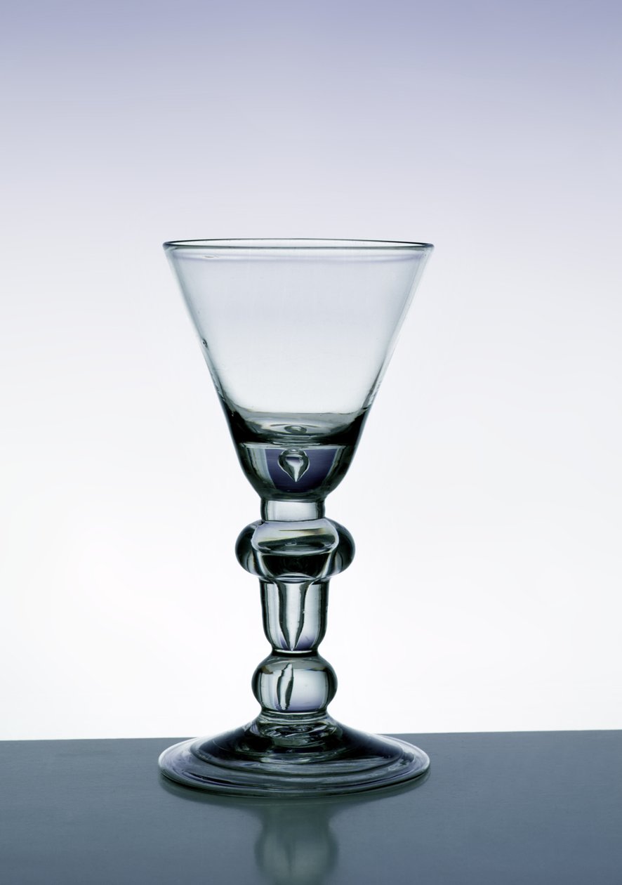 手すり子の茎の杯、c.1700-20（鉛ガラス） 作： 英語学校