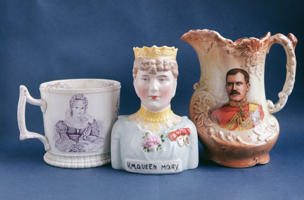クイーンメリーを記念して作られた花瓶を含む記念品（1867-1953）（中央）20世紀半ば（陶器） 作： 英語学校